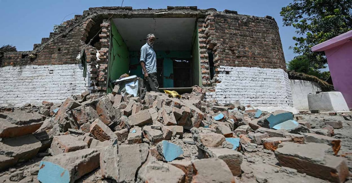 INDIA-PAKISTAN-KASHMIR-UNREST വെടിനിര്ത്തൽ പ്രഖ്യാപനം ലംഘിച്ച് പാക്കിസ്ഥാൻ നടത്തിയ ആക്രമണത്തിൽ തകര്ന്ന കെട്ടിടം. (Photo by Money SHARMA / AFP)