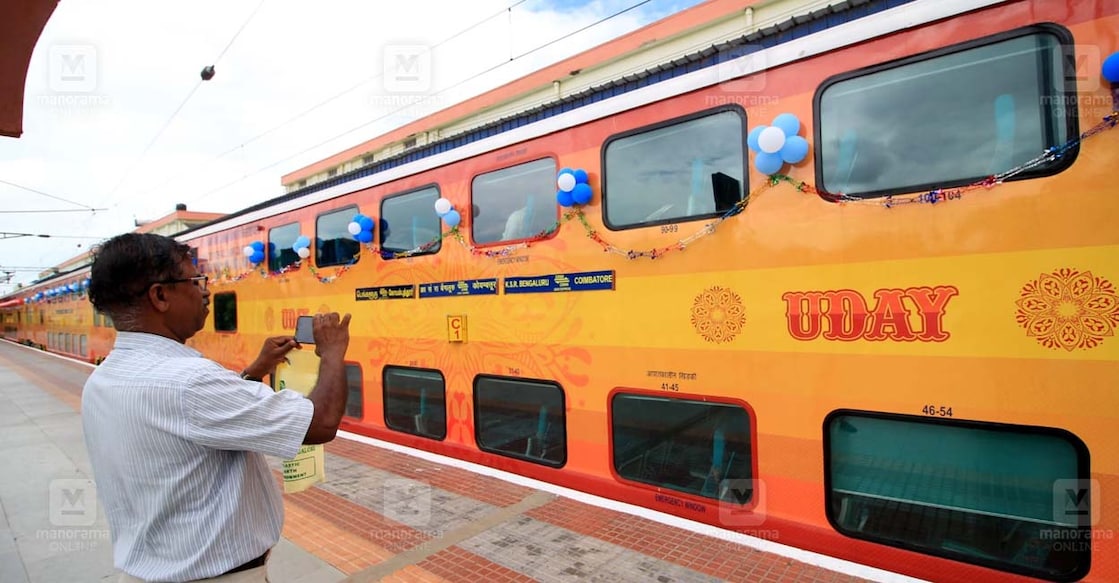 uday Double decker Express Train ഉദയ് ഡബിൾ ഡക്കർ എക്സ്പ്രസ് ട്രെയിൻ. (ചിത്രം: വിബി ജോബ്/മനോരമ)