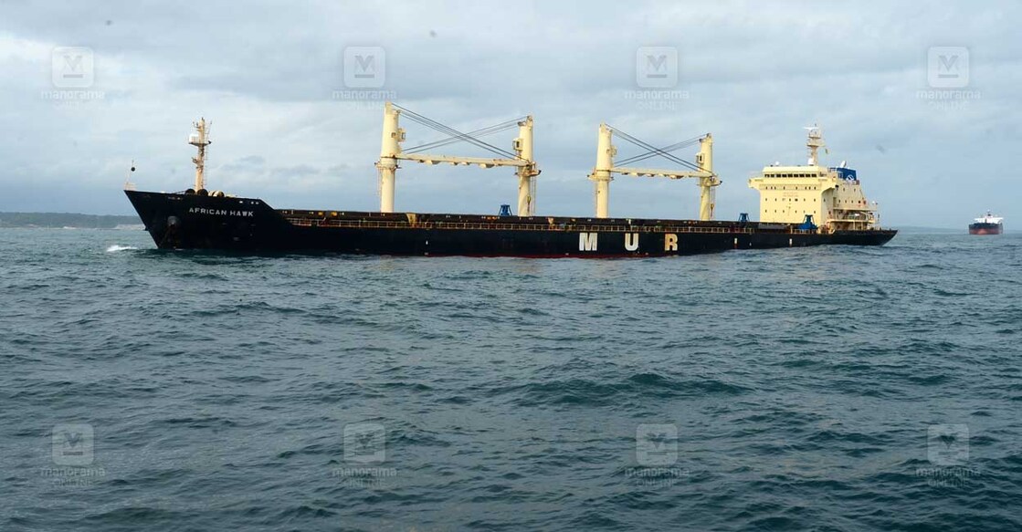 vizhinjam-port-main വിഴിഞ്ഞം തുറമുഖത്തേക്ക് ക്രൂ ചേഞ്ചിനായി അടുപ്പിക്കുന്ന കപ്പൽ. (ചിത്രം: മനോരമ)