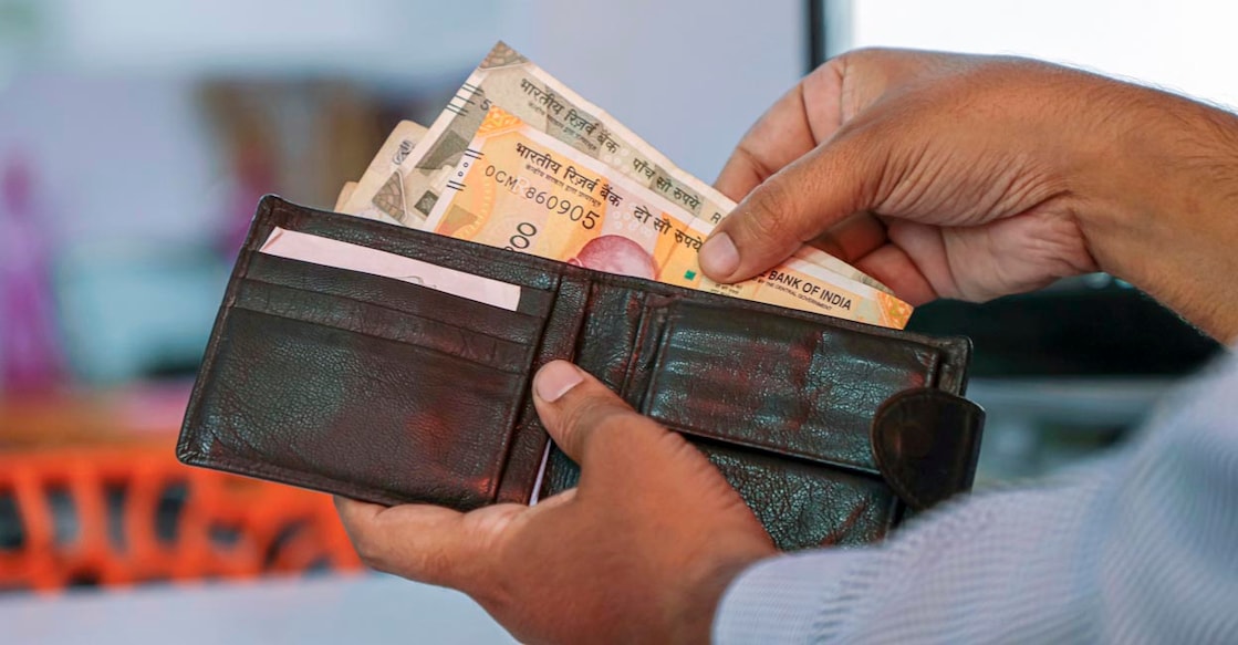 1326137941 Hands taking out money from the wallet