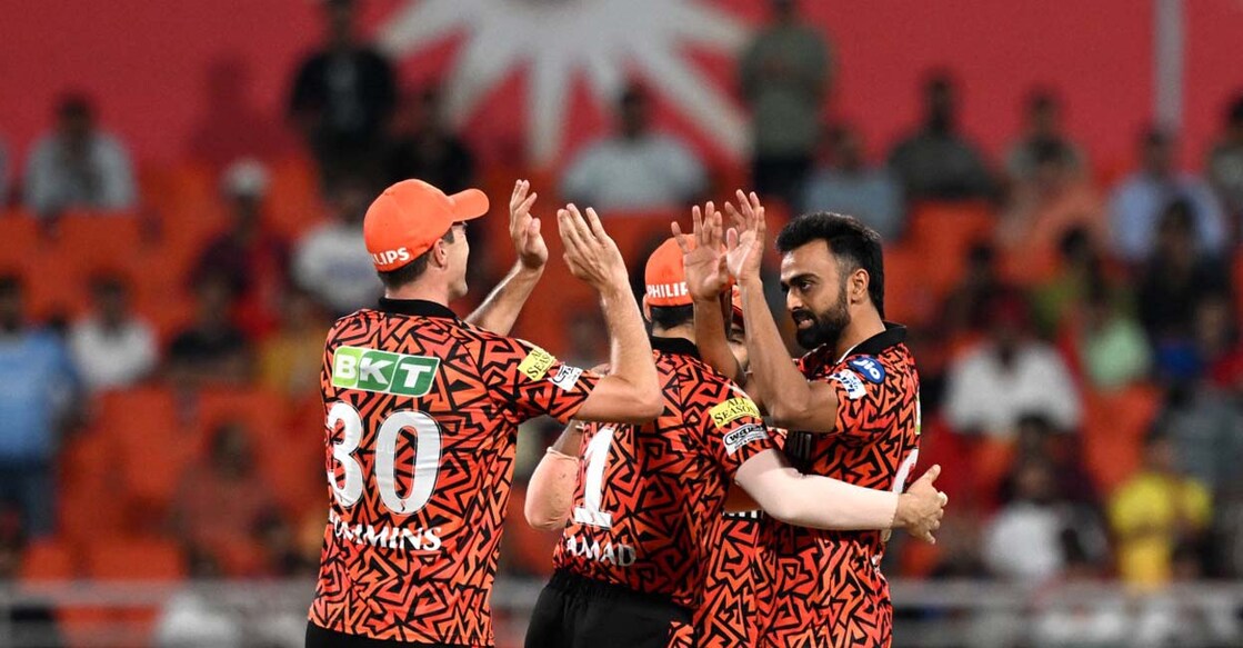 CRICKET-IND-IPL-T20-PUNJAB-HYDERABAD ഹൈദരാബാദിന്റെ വിജയം ആഘോഷിക്കുന്ന നായകൻ പാറ്റ് കമിൻസും ഉനദ്കട്ടും സഹതാരങ്ങളും. (Photo by Money SHARMA / AFP)