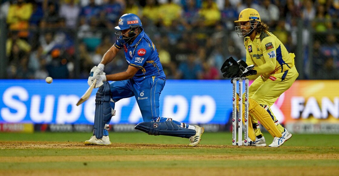 CRICKET-IND-IPL-T20-MUMBAI-CHENNAI മുംബൈ ഇന്ത്യൻസ് മുൻ നായകൻ രോഹിത് ശർമ്മയും ചെന്നൈ സൂപ്പർ കിങ്സ് മുൻ നായകൻ എംഎസ് ധോണിയും. (Photo by INDRANIL MUKHERJEE / AFP)