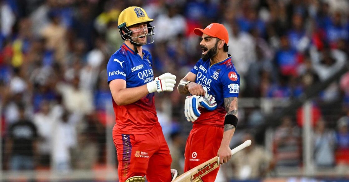 CRICKET-IND-IPL-T20-GUJARAT-BENGALURU ആർസിബിയുടെ വിജയം ആഘോഷിക്കുന്ന വിൽ ജാക്സും വിരാട് കോലിയും (Photo by Punit PARANJPE / AFP)