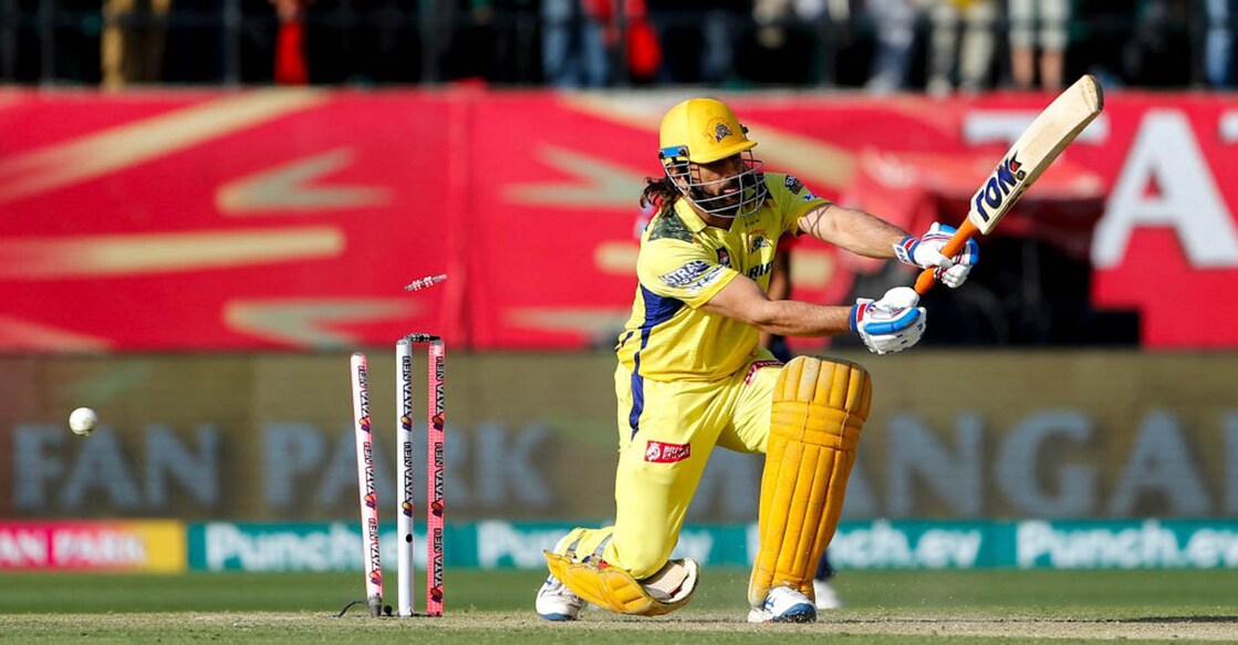 CRICKET-IND-IPL-T20-CHENNAI-PUNJAB ഹൽഷൽ പട്ടേലിന്റെ പന്തിൽ ക്ലീൻ ബോൾഡ് ആകുന്ന എം.എസ്.ധോണി. (Photo by Surjeet Yadav / AFP)