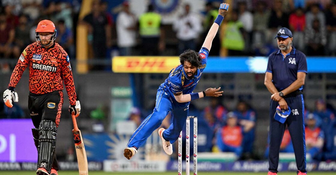 CRICKET-IND-IPL-T20-MUMBAI-HYDERABAD മുംബൈ ഇന്ത്യൻസ് – സൺറൈസേഴ്സ് ഹൈദരാബാദ് മത്സരത്തിനിടെ ബോൾ ചെയ്യുന്ന മുംബൈ നായകൻ ഹാർദിക് പാണ്ഡ്യ. (Photo by Punit PARANJPE / AFP)