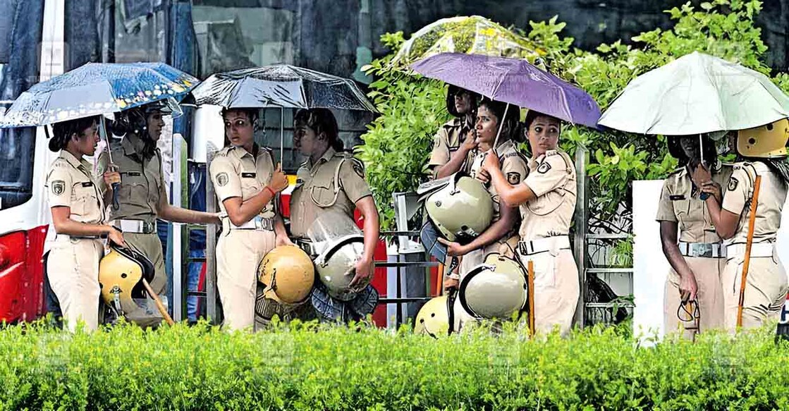 നിയമസഭയ്ക്കു സമീപം കഴിഞ്ഞദിവസം സമരക്കാരെ നേരിടാൻ കനത്ത മഴയിൽ കാത്തുനിൽക്കുന്ന വനിതാ പൊലീസ് സംഘം. (ചിത്രം: മനോരമ)