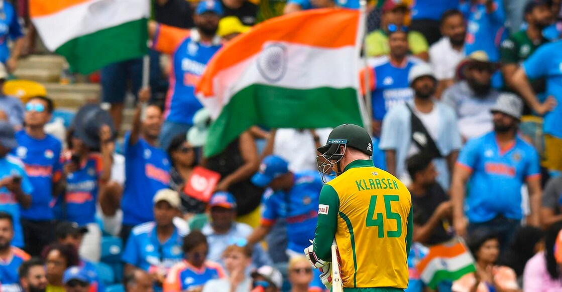 CRICKET-WC-2024-T20-IND-RSA ട്വന്റി20 ലോകകപ്പ് ഫൈനലിൽ ഹാർദിക് പാണ്ഡ്യയുടെ പന്തിൽ പുറത്തായി ദക്ഷിണാഫ്രിക്കയുടെ ഹെയ്ൻറിച് ക്ലാസൻ മടങ്ങുമ്പോൾ ഇന്ത്യൻ ആരാധകരുടെ ആഹ്ലാദം. 27 പന്തിൽ 52 റൺസെടുത്ത ക്ലാസന്റെ വിക്കറ്റ് വീണതോടെയായിരുന്നു ദക്ഷിണാഫ്രിക്കയുടെ പതനത്തിന്റെ ഏകദേശ തുടക്കം (Photo by Randy Brooks / AFP)