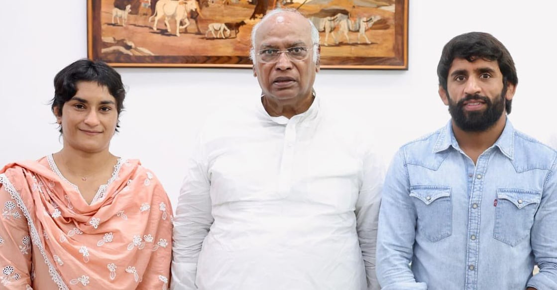 vinesh-phogat-and-bajrang-punia-mallikarjun-kharge ബജ്രംഗ് പുനിയയും വിനേഷ് ഫോഗട്ടും കോൺഗ്രസ് അധ്യക്ഷൻ മല്ലികാർജുൻ ഖർഗെയ്ക്കൊപ്പം. (Picture courtesy X /@Phogat_Vinesh)