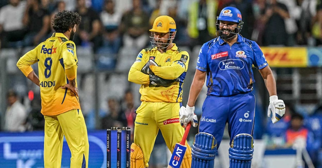 CRICKET-IND-IPL-T20-MUMBAI-CHENNAI ചെന്നൈ സൂപ്പർ കിങ്സ് താരങ്ങളായ രവീന്ദ്ര ജഡേജ, എം.എസ്. ധോണി എന്നിവർക്കൊപ്പം ഐപിഎൽ മത്സരത്തിനിടെ രോഹിത് ശർമ (Photo by INDRANIL MUKHERJEE / AFP)