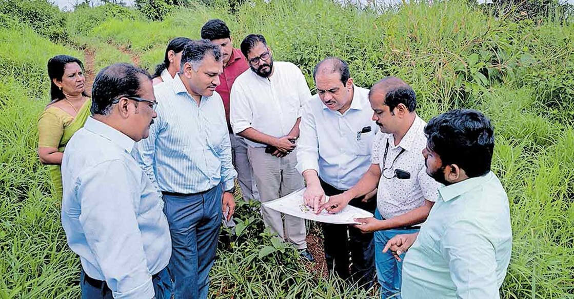 
കൊച്ചി – ബെംഗളൂരു വ്യവസായ ഇടനാഴിയുടെ ഭാഗമായി പാലക്കാട്ട് അനുവദിച്ച ഇൻഡസ്ട്രിയൽ സ്മാർട് സിറ്റി പദ്ധതിക്കായി കഞ്ചിക്കോട് മേഖലയിൽ സംസ്ഥാനം ഏറ്റെടുത്ത സ്ഥലം സന്ദർശിക്കാനെത്തിയ നാഷനൽ ഇൻഡസ്ട്രിയൽ കോറിഡോർ ഡവലപ്മെന്റ് കോർപറേഷൻ ലിമിറ്റഡ് (എൻഐസിഡിസി) മാനേജിങ് ഡയറക്ടറും ചീഫ് എക്സിക്യൂട്ടീവ് ഓഫിസറുമായ രജത് കുമാർ സായ്നിയോട് പദ്ധതി വിശദീകരിക്കുന്ന വ്യവസായ വകുപ്പ് പ്രിൻസിപ്പൽ സെക്രട്ടറി എ.പി.എം. മുഹമ്മദ് ഹനീഷ്.  
