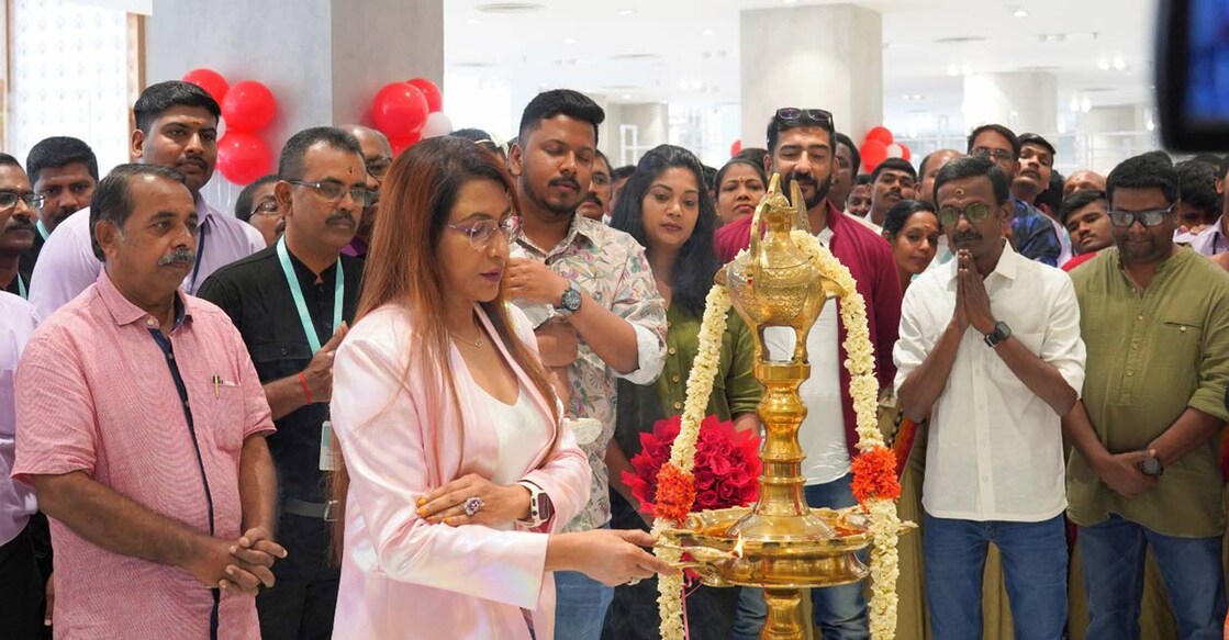 Photo Caption: ശീമാട്ടിയുടെ കോട്ടയത്തെ നവീകരിച്ച ഷോറൂം സിഇഒ യും ലീഡ് ഡിസൈനറുമായ ബീന കണ്ണൻ ഉദ്‌ഘാടനം ചെയ്യുന്നു. മകന്‍ വിഷ്ണു റെഡ്ഡിയും മറ്റ് കുടുംബാംഗങ്ങളും സമീപം.