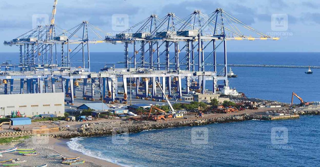 vizhinjam-port
ഇന്ന് ബെർത്തിലെത്തുന്ന ആദ്യ മദർ ഷിപ്പിനെ സ്വീകരിക്കാനായി തയാറെടുത്ത വിഴിഞ്ഞം തുറമുഖം. ചിത്രം: ആർ.എസ്.ഗോപൻ/ മനോരമ