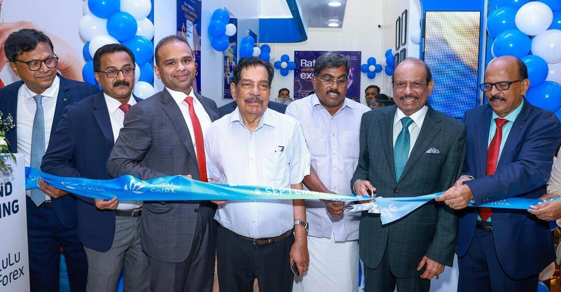 ലുലു ഫോറെക്സിന്റെ ഇന്ത്യയിലെ 31-ാം ശാഖ കോഴിക്കോട് ലുലു മാളിൽ ലുലു ഗ്രൂപ്പ്‌ ചെയർമാൻ എം.എ. യൂസഫലി ഉദ്ഘാടനം ചെയ്യുന്നു. ലുലു ഫിനാൻഷ്യൽ ഹോൾഡിങ്സ് മാനേജിങ് ഡയറക്ടർ അദീബ് അഹമ്മദ്, മലബാർ ​ഗ്രൂപ്പ് ചെയർമാൻ എം.പി അഹമ്മദ്, ലുലു ഫോറെക്സ് ഡയറക്ടർ ഷിബു മുഹമ്മദ്‌ തുടങ്ങിയവർ സമീപം