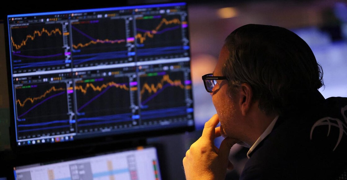 NEW YORK, NEW YORK - AUGUST 29: Traders work on the floor of the New York Stock Exchange during afternoon trading on August 29, 2022 in New York City. Stocks opened lower this morning continuing the downward trend of last week after the Dow closed falling 1,008 points after Federal Reserve Chairman Jerome Powell's remarks on inflation at the central bank’s annual Jackson Hole economic symposium.   Michael M. Santiago/Getty Images/AFP (Photo by Michael M. Santiago / GETTY IMAGES NORTH AMERICA / Getty Images via AFP)