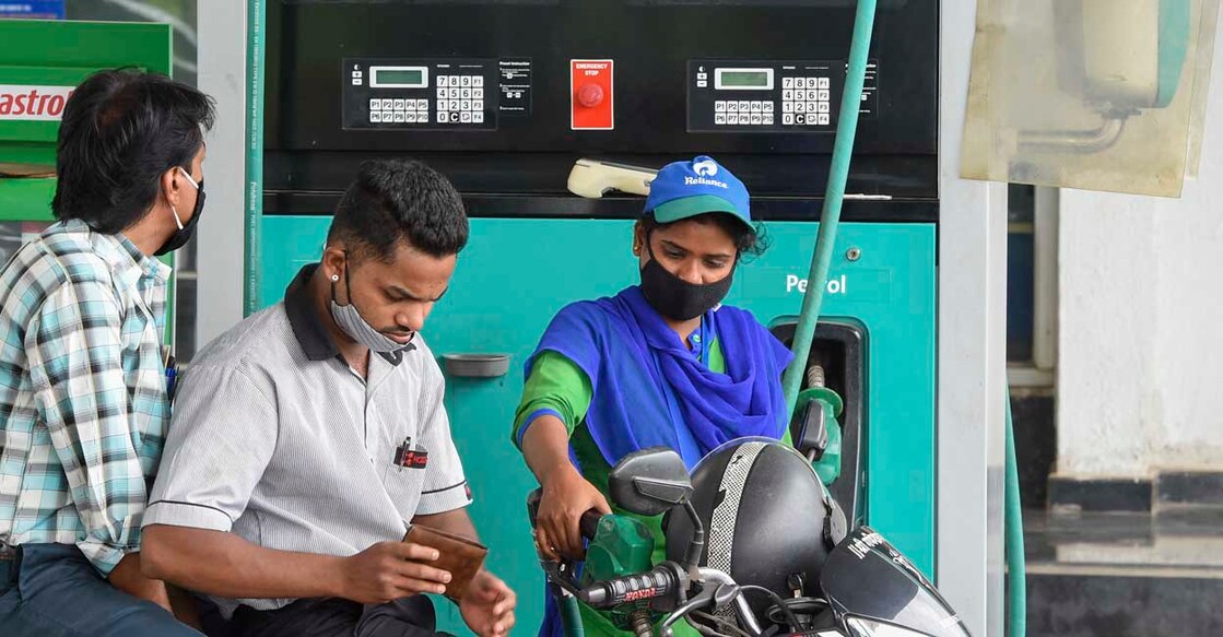 An employee attends a customer at the Reliance Industries Petrol pump in Navi Mumbai on June 24, 2021. (Photo by Punit PARANJPE / AFP)