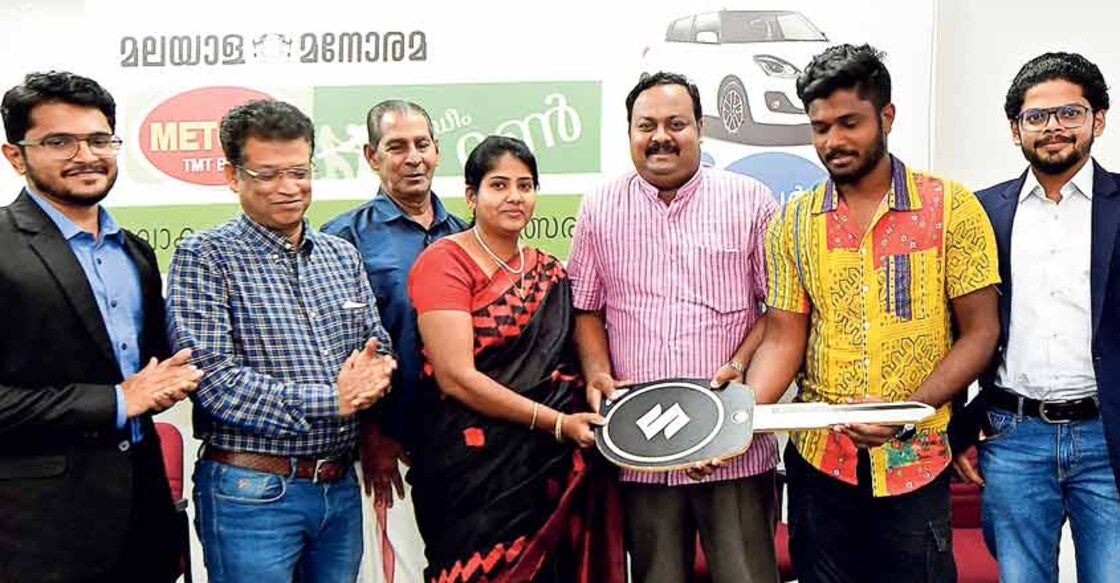 bumper-prize മലയാള മനോരമ – മെറ്റ്കോൺ ടിഎംടി ഡ്രീംറൺ ബംപർ സമ്മാനമായ കാറിന്റെ താക്കോൽ ഇന്ത്യൻ ക്രിക്കറ്റ് താരം സഞ്ജു സാംസണിൽനിന്ന് ഡിജോ ഡേവിസ്, ഭാര്യ ഷീജ, പിതാവ് ഡേവിസ് ആത്തപ്പള്ളി എന്നിവർ ചേർന്ന് ഏറ്റുവാങ്ങുന്നു. മെട്രോള സ്റ്റീൽസ് ഡയറക്ടർ വർഗീസ് കുര്യൻ, ബിസിസിഐ ജോയിന്റ് സെക്രട്ടറി ജയേഷ് ജോർജ്, ജോൺ കുര്യൻ (മെട്രോള സ്റ്റീൽസ്), മലയാള മനോരമ മാനേജിങ് എഡിറ്റർ ജേക്കബ് മാത്യു എന്നിവർ സമീപം.