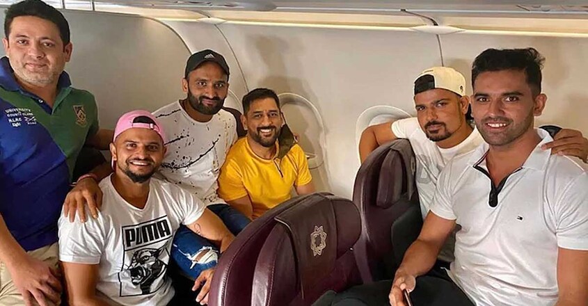 dhoni-csk-members-flight dhoni-csk-members-flight
