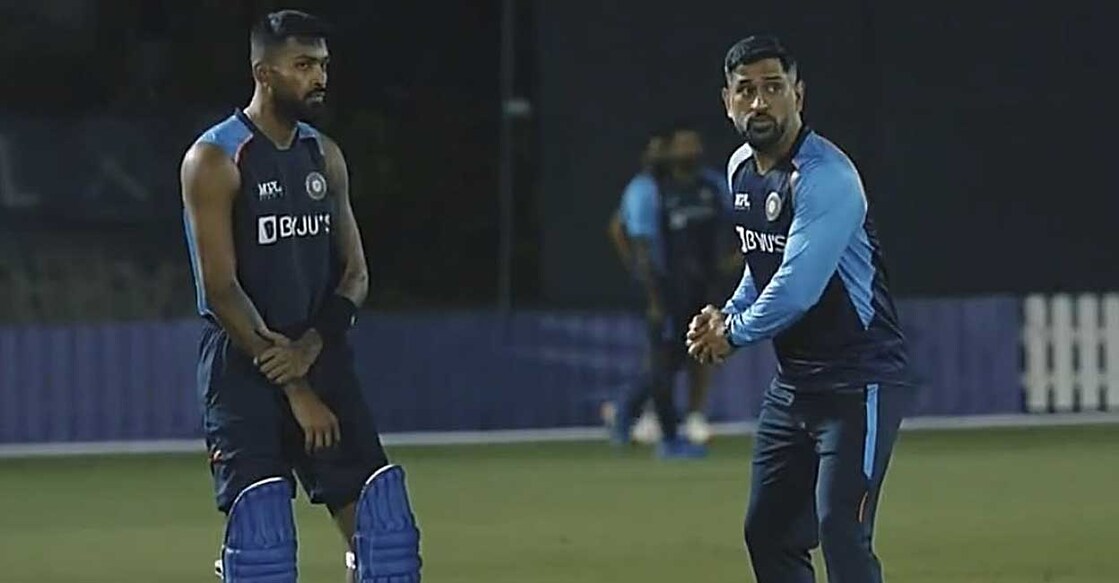 pandya-dhoni ഹാർദിക് പാണ്ഡ്യ ധോണിക്കൊപ്പം (ട്വിറ്റർ ചിത്രം)