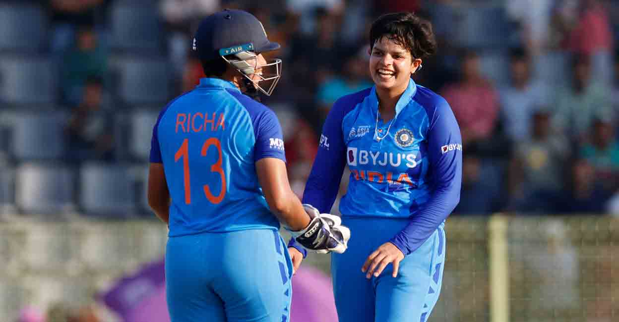 വിക്കറ്റ് നേടിയ ഷെഫാലിയെ (വലത്) അഭിനന്ദിക്കുന്ന റിച്ച ഘോഷ്. 
