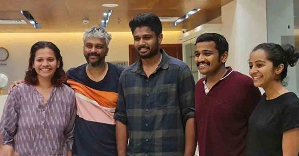 ബേസിലിന് സഞ്ജുവിന്റെ ‘സർപ്രൈസ്’; സിനിമാ സെറ്റിൽ അപ്രതീക്ഷിത സന്ദർശനം