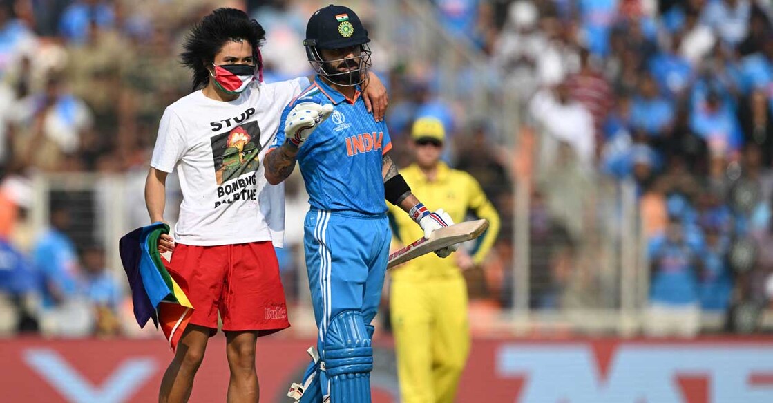 CRICKET-ICC-MENS-WC-2023-IND-AUS-ODI വിരാട് കോലിയെ കെട്ടിപ്പിടിക്കാൻ ശ്രമിക്കുന്ന ആരാധകൻ. Photo: Punit PARANJPE / AFP