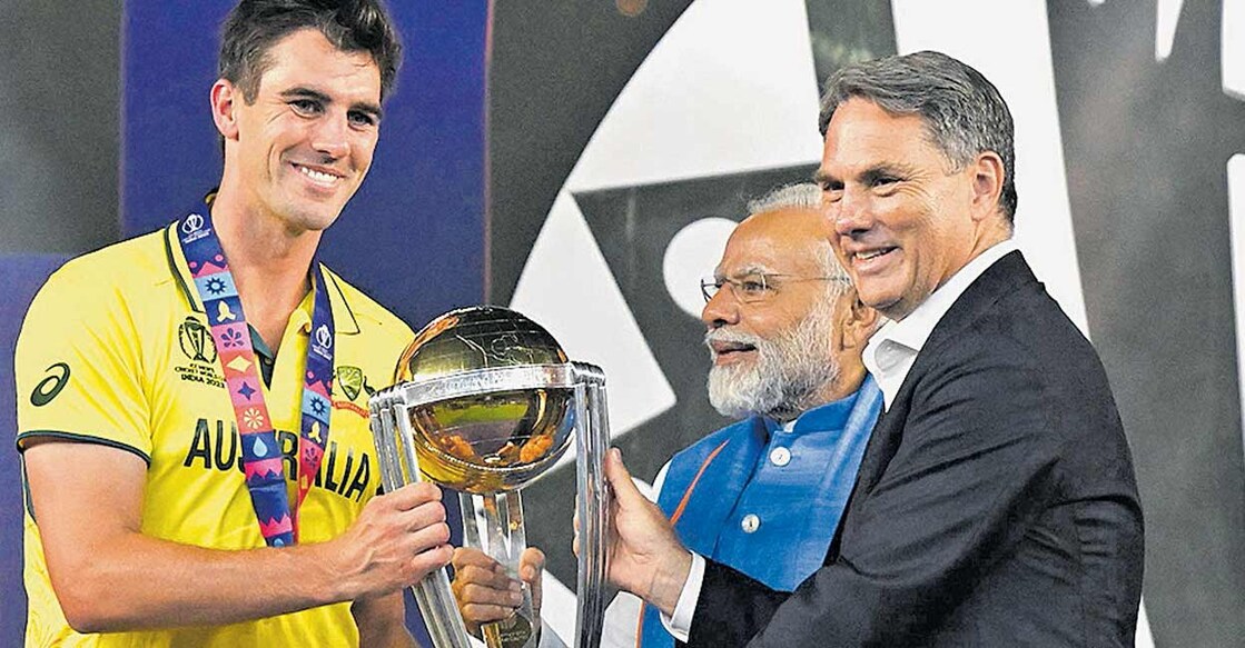 hand-overing-trophy-to-australian-cricket-team ഓസ്ട്രേലിയൻ ക്യാപ്റ്റൻ പാറ്റ് കമിൻസിന് ഇന്ത്യൻ പ്രധാനമന്ത്രി നരേന്ദ്രമോദിയും ഓസ്ട്രേലിയൻ ഉപപ്രധാനമന്ത്രി റിച്ചാർഡ് മാർലസും ചേർന്നു ട്രോഫി സമ്മാനിക്കുന്നു.