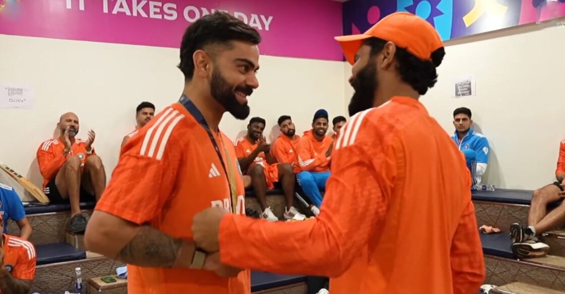 വിരാട് കോലിയും രവിന്ദ്ര ജ‍ഡേജയും ഡ്രസ്സിങ് റൂമില്‍. പിന്നിൽ മറ്റു താരങ്ങളേയും കാണാം. (ബിസിസിഐ പങ്കുവച്ച വിഡിയോയിൽനിന്ന്)