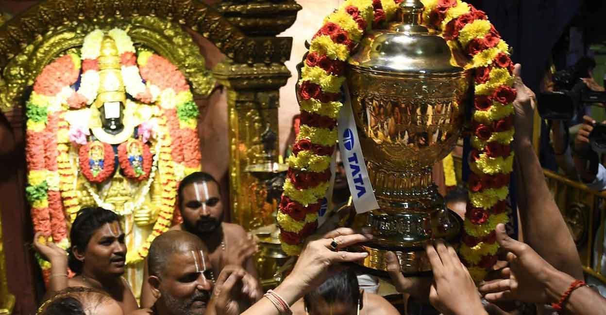 ഐപിഎൽ കപ്പ് തിരുപ്പതി ഭഗവാന് സമർപ്പിച്ച് ചെന്നൈ; പ്രത്യേക പൂജ