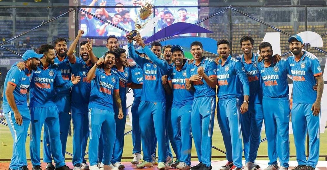 india-asia-cup ഏഷ്യാ കപ്പ് കിരീടവുമായി ഇന്ത്യൻ ടീം. Photo: fb@KLRahul