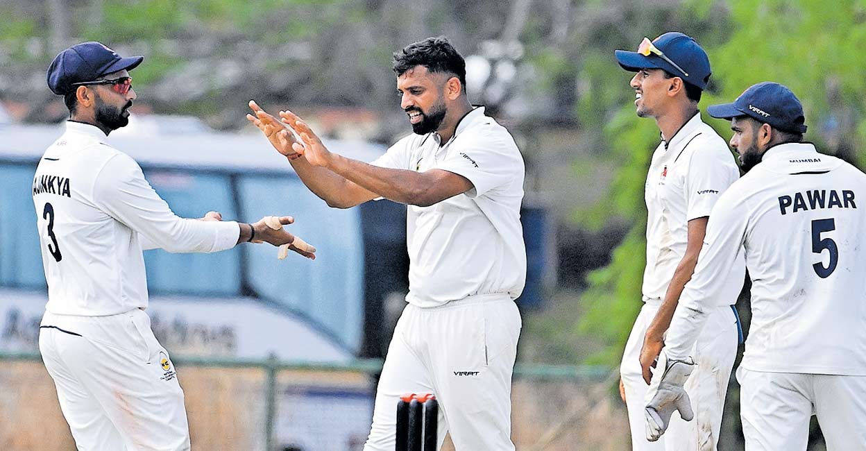 23 റൺസിനിടെ വീണത് 6 വിക്കറ്റുകൾ; മുംബൈയ്ക്കെതിരെ 7 റൺസ് ലീഡ് വഴങ്ങി