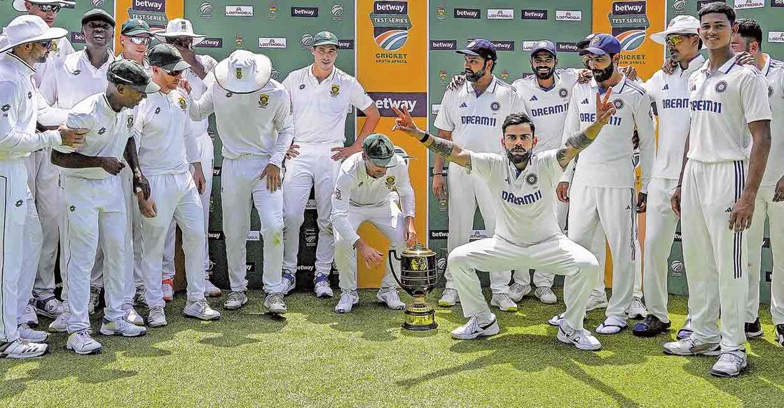 indian-cricket-team ടെസ്റ്റ് പരമ്പരയിൽ സംയുക്ത ജേതാക്കളായ ദക്ഷിണാഫ്രിക്കയുടെയും ഇന്ത്യയുടെയും താരങ്ങൾ ഫൊട്ടോഷൂട്ടിനു തയാറെടുക്കുമ്പോൾ പ്രത്യേക ആക്ഷനുമായി വിരാട് കോലി.