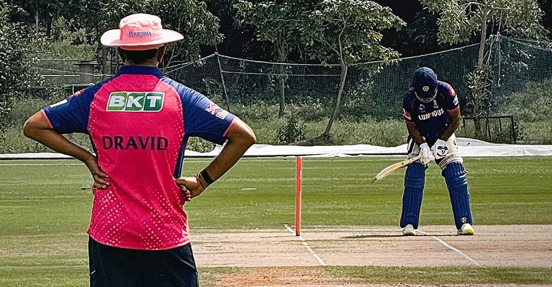 rahul-dravid-sanju-samson സഞ്ജുവിന്റെ ബാറ്റിങ് പരിശീലനം നോക്കിനിൽക്കുന്ന രാഹുൽ ദ്രാവിഡ് (രാജസ്ഥാൻ റോയൽസ് പങ്കുവച്ച ചിത്രം)
