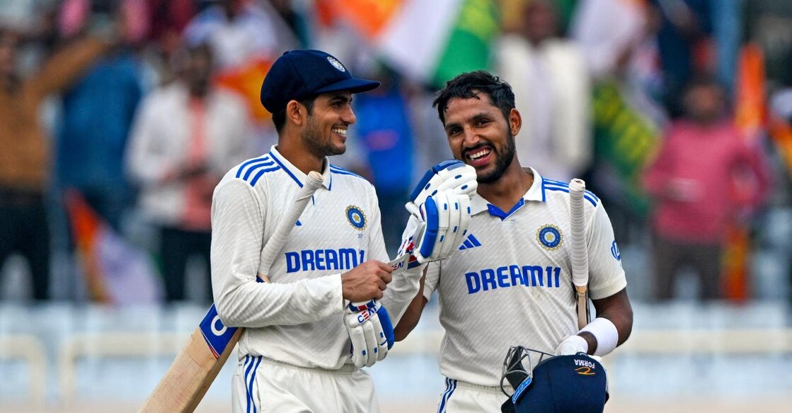 gill-jurel-4th-test നാലാം ടെസ്റ്റിൽ വിജയ റൺ നേടിയ ശേഷം ഗ്രൗണ്ടിൽനിന്ന് മടങ്ങുന്ന ശുഭ്മൻ ഗില്ലും ധ്രുവ് ജുറേലും (Photo by TAUSEEF MUSTAFA / AFP)