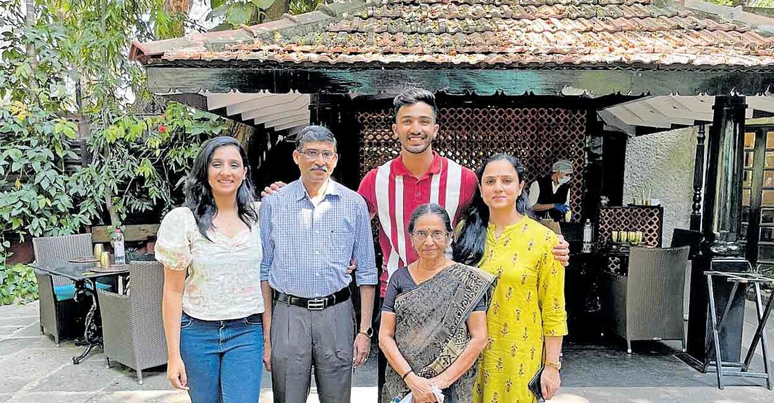 devdet-padikal സഹോദരി ചാന്ദ്നി, അച്ഛൻ ബാബുനു, മുത്തശ്ശി സുലോചന, അമ്മ അമ്പിളി എന്നിവർക്കൊപ്പം ദേവ്ദത്ത് എടപ്പാൾ പടിക്കൽ
വീടിനു മുന്നിൽ (ഫയൽ ചിത്രം)