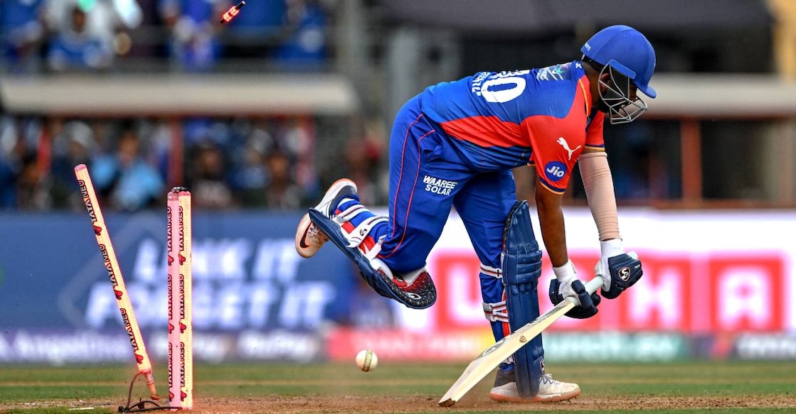 prithvi-shaw-bowled ഡൽഹി ക്യാപിറ്റൽസിന്റെ പൃഥ്വി ഷാ മുംബൈയുടെ ജസ്പ്രീത് ബുമ്രയുടെ പന്തിൽ ക്ലീൻ ബോൾഡായപ്പോൾ (Photo by INDRANIL MUKHERJEE / AFP)