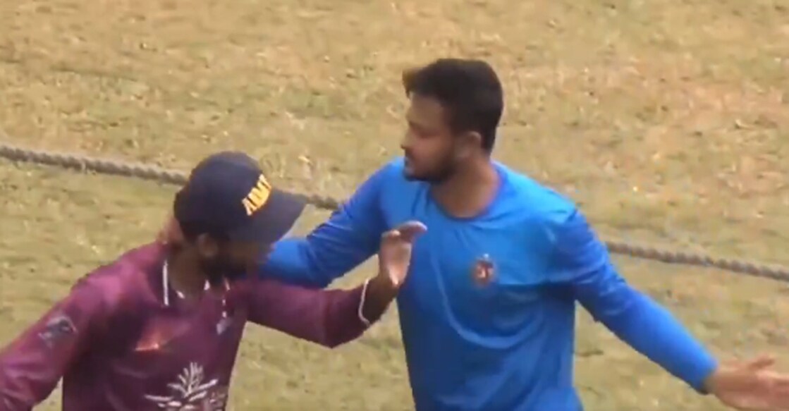 shakib-al-hasan-1248 ആരാധകനെ അടിക്കാൻ ശ്രമിക്കുന്ന ഷാക്കിബ് അൽ ഹസൻ. Photo: X@FourthUmpire