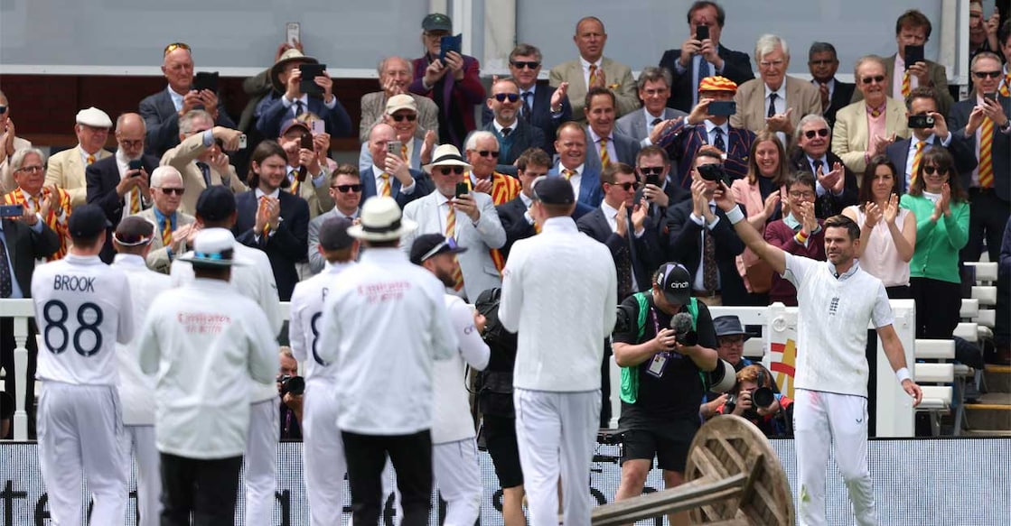 james-anderson-good-bye ജയിംസ് ആൻഡേഴ്സൻ അവസാന ടെസ്റ്റിനു ശേഷം സ്റ്റേഡിയത്തെ അഭിവാദ്യം ചെയ്ത് മടങ്ങുന്നു (ഐസിസി പങ്കുവച്ച ചിത്രം)