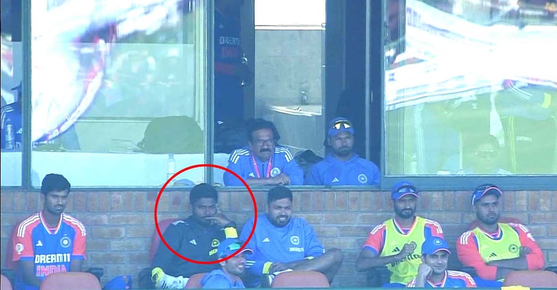 രണ്ടാം ട്വന്റി20ക്കിടെ സഞ്ജു സാംസൺ ഡ്രസിങ് റൂമിൽ (മത്സരത്തിനിടെ ടിവിയിൽ പ്രത്യക്ഷപ്പെട്ട ദൃശ്യത്തിൽനിന്ന്)