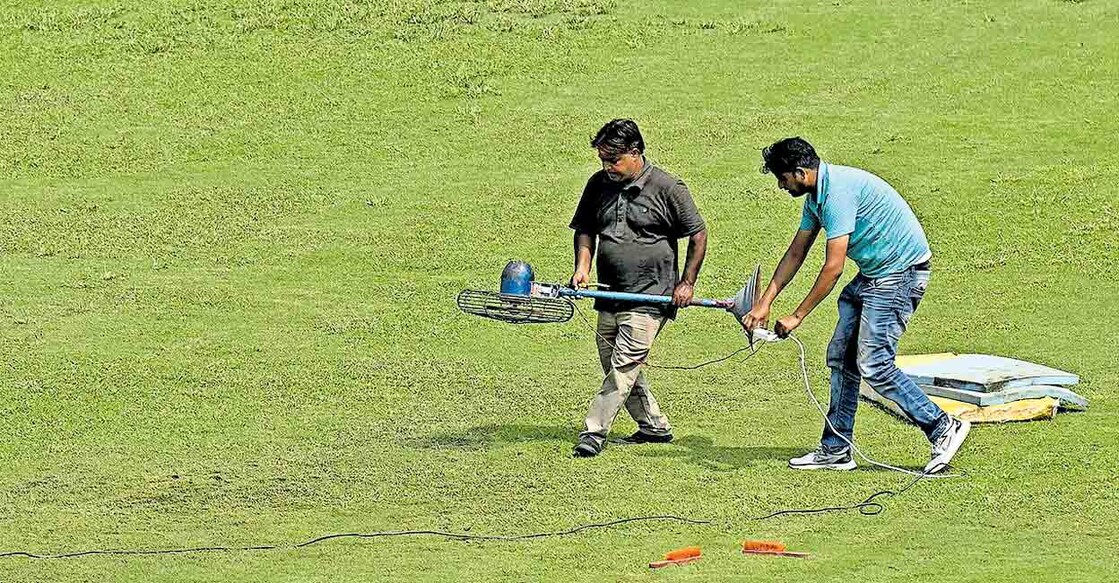 
ഫാൻ ഉപയോഗിച്ച് ഗ്രേറ്റർ നോയിഡയിലെ ഗ്രൗണ്ട് ഉണക്കാൻ ശ്രമിക്കുന്ന ജീവനക്കാർ