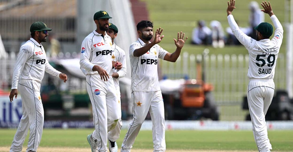 CRICKET-PAK-BAN-TEST വിക്കറ്റ് നേട്ടം ആഘോഷിക്കുന്ന പാക്ക് താരങ്ങൾ. Photo: AAMIR QURESHI/AFP