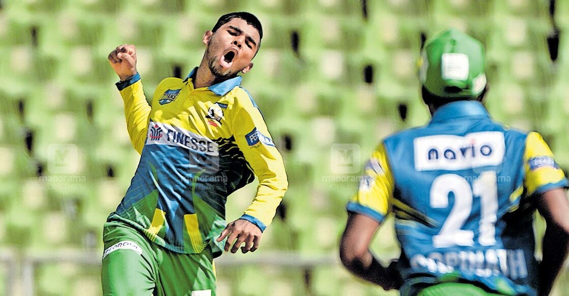thrissur-titans ട്രിവാൻഡ്രം റോയൽസ് ക്യാപ്റ്റൻ അബ്ദുൽ ബാസിതിന്റെ വിക്കറ്റ് നേടിയ തൃശൂർ ടൈറ്റൻസ് ബോളർ അഹമ്മദ് ഇമ്രാന്റെ ആഹ്ലാദം. ചിത്രം: മനോജ് ചേമഞ്ചേരി/മനോരമ