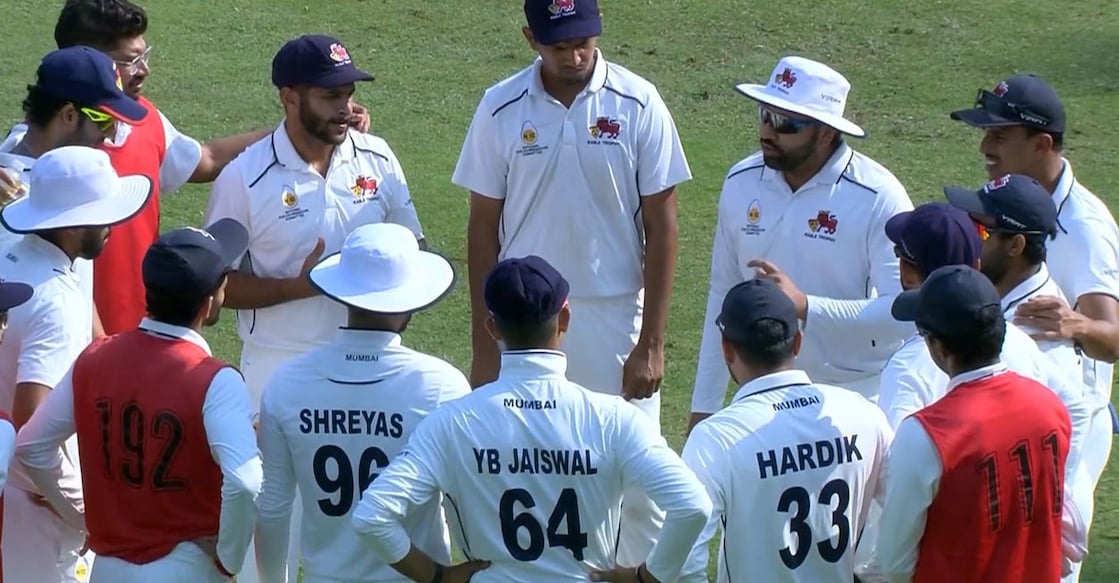 rohit-ranji മുംബൈ താരങ്ങള്ക്കു നിർദേശങ്ങൾ നൽകുന്ന രോഹിത് ശർമ. Photo: X@Jiocinema