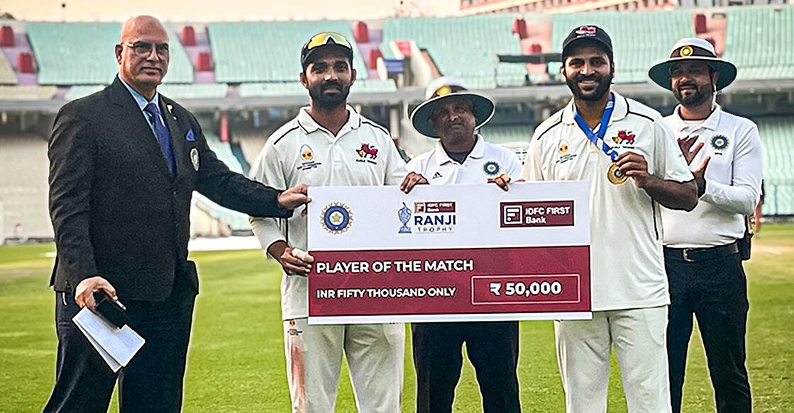 മുംബൈ ക്യാപ്റ്റൻ അജിൻക്യ രഹാനെയും ഷാർ‌ദുൽ താക്കൂറും മാൻ ഓഫ് ദ് മാച്ച് പുരസ്കാരവുമായി (ബിസിസിഐ പങ്കുവച്ച ചിത്രം)