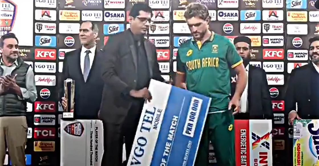 catch-of-the-match-cheque മുൾഡർ നേരെ പിടിച്ച ചെക്ക് വീണ്ടും വാങ്ങി കുത്തിനിർത്തുന്ന പാക്ക് പ്രതിനിധി (വിഡിയോ ദൃശ്യം)