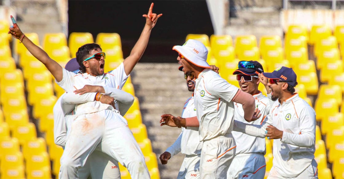 harsh-dubey-wicket-celebration സഹതാരങ്ങൾക്കൊപ്പം വിക്കറ്റ് നേട്ടം ആഘോഷിക്കുന്ന വിദർഭയുടെ ഹർഷ് ദുബെ (പിടിഐ ചിത്രം)