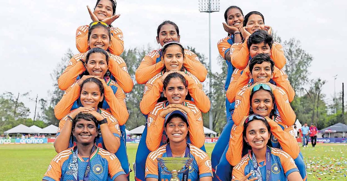അണ്ടർ 19 ഇന്ത്യൻ വനിതാ ക്രിക്കറ്റ് ടീം ലോകകപ്പുമായി. ട്രോഫിയുമായി ഇരിക്കുന്നത് മലയാളി താരം വി.ജെ.ജോഷിത. 
