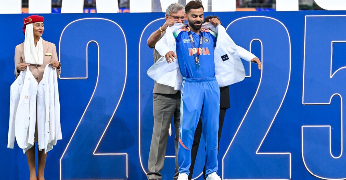 CRICKET-CT-2025-IND-NZL വിരാട് കോലിക്ക് റോജർ ബിന്നിയും ജയ് ഷായും ചേർന്ന് കോട്ട് അണിയിക്കുന്നു. Photo: Ryan Lim / AFP
