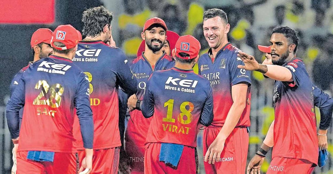 ചെന്നൈ ബാറ്റർ രാഹുൽ ത്രിപാഠിയെ പുറത്താക്കിയ ബെംഗളൂരു പേസർ ജോഷ് ഹെയ്‌സൽവുഡിനെ (വലത്ത്) വിരാട് കോലി അഭിനന്ദിക്കുന്നു. ദേവ്ദത്ത് പടിക്കൽ സമീപം. 