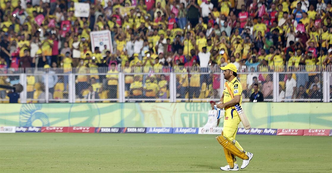 രാജസ്ഥാനെതിരായ മത്സരത്തിൽ ബാറ്റിങ്ങിന് ഇറങ്ങുന്ന എം.എസ്. ധോണി (ഐപിഎൽ പങ്കുവച്ച ചിത്രം)