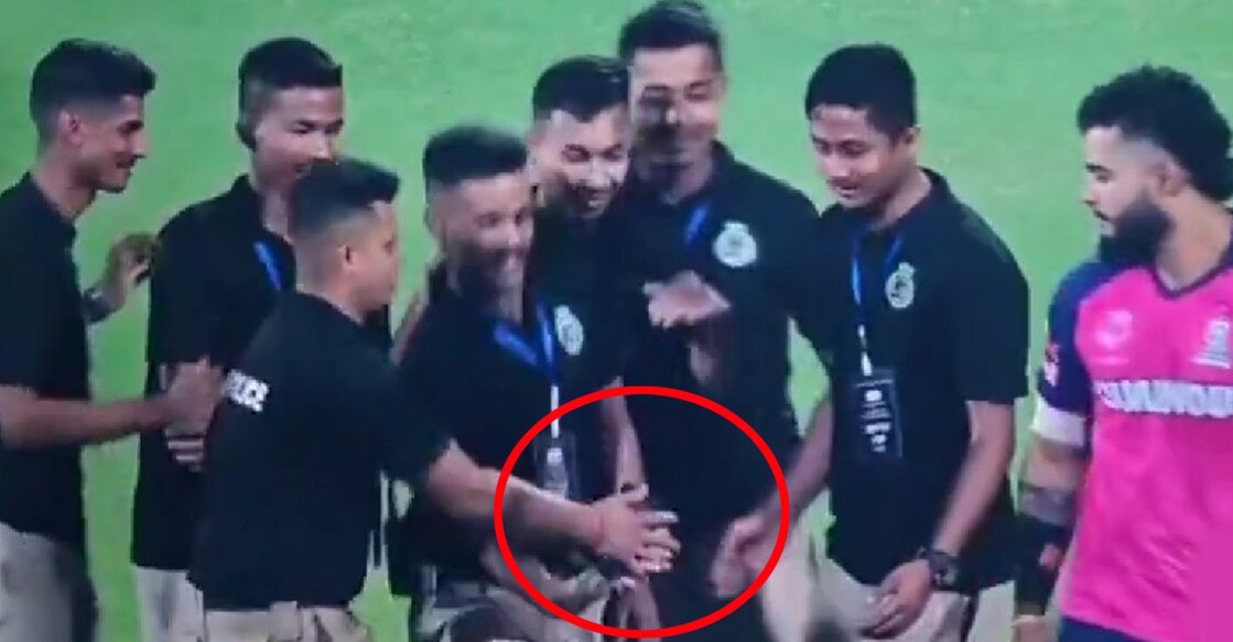 സെൽഫിയെടുത്ത ശേഷം ഗ്രൗണ്ട് സ്റ്റാഫിന് ഫോൺ എറിഞ്ഞുകൊടുക്കുന്ന റിയാൻ പരാഗ് (വിഡിയോ ദൃശ്യം)